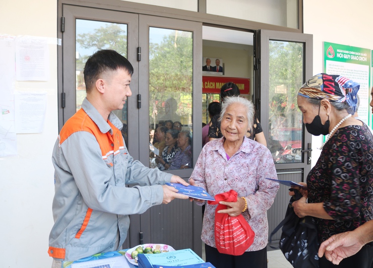 Thôn Đa Phúc tổ chức tập huấn ứng dụng trí tuệ nhân tạo AI và chuyển đổi số cho người cao tuổi- Ảnh 1.