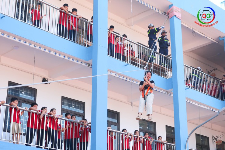 Trường Tiểu học Quốc Oai A tổ chức hoạt động trải nghiệm, tuyên truyền và thực hành kỹ năng Phòng cháy chữa cháy và Cứu nạn cứu hộ- Ảnh 23.