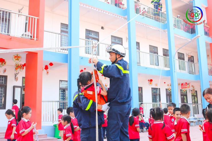 Trường Tiểu học Quốc Oai A tổ chức hoạt động trải nghiệm, tuyên truyền và thực hành kỹ năng Phòng cháy chữa cháy và Cứu nạn cứu hộ- Ảnh 24.