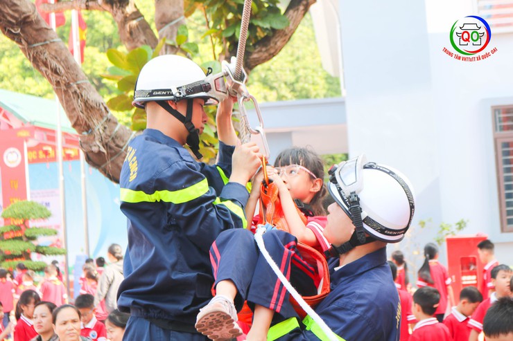 Trường Tiểu học Quốc Oai A tổ chức hoạt động trải nghiệm, tuyên truyền và thực hành kỹ năng Phòng cháy chữa cháy và Cứu nạn cứu hộ- Ảnh 25.