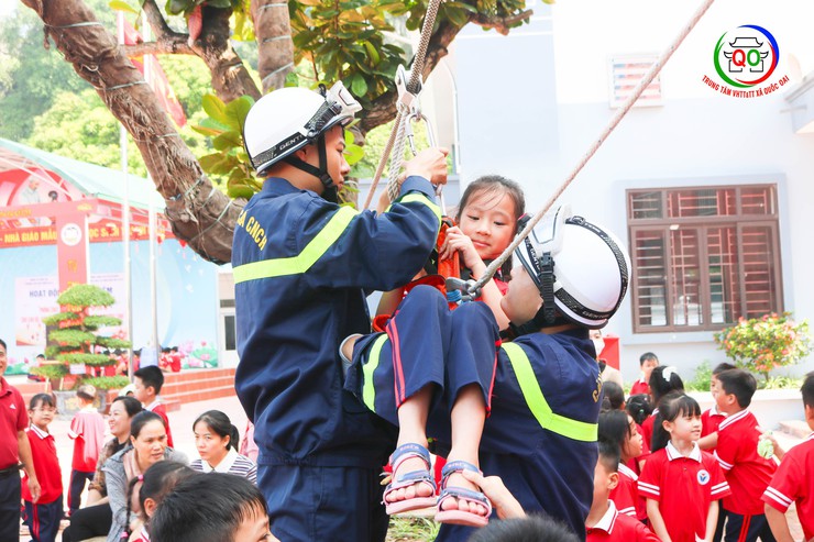 Trường Tiểu học Quốc Oai A tổ chức hoạt động trải nghiệm, tuyên truyền và thực hành kỹ năng Phòng cháy chữa cháy và Cứu nạn cứu hộ- Ảnh 26.