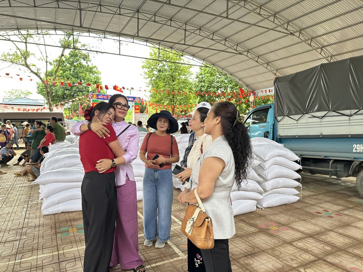 Khối giáo dục phường Đống Đa trao quà cho học sinh vùng lũ tỉnh Lạng Sơn- Ảnh 1.