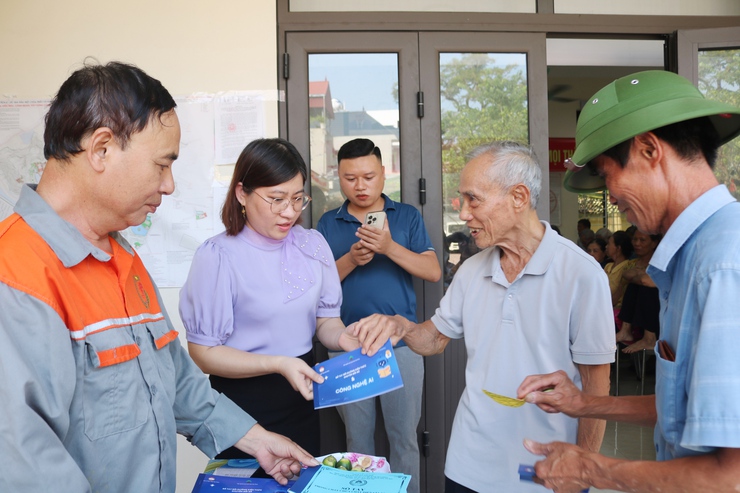 Thôn Đa Phúc tổ chức tập huấn ứng dụng trí tuệ nhân tạo AI và chuyển đổi số cho người cao tuổi- Ảnh 3.