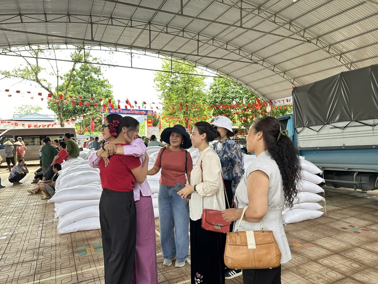 Khối giáo dục phường Đống Đa trao quà cho học sinh vùng lũ tỉnh Lạng Sơn- Ảnh 6.