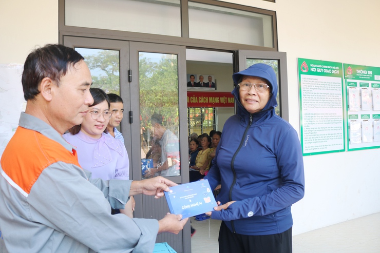 Thôn Đa Phúc tổ chức tập huấn ứng dụng trí tuệ nhân tạo AI và chuyển đổi số cho người cao tuổi- Ảnh 4.