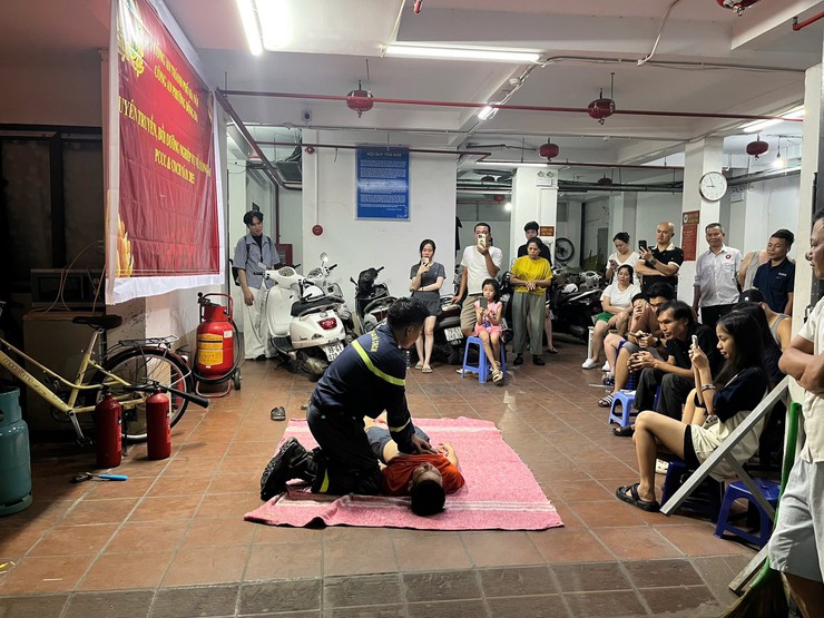 Công an phường Đống Đa tuyên truyền phòng cháy, chữa cháy và cứu nạn, cứu hộ tại khu dân cư- Ảnh 2.