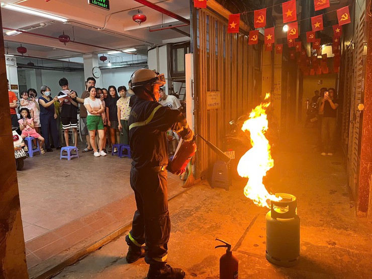 Công an phường Đống Đa tuyên truyền phòng cháy, chữa cháy và cứu nạn, cứu hộ tại khu dân cư- Ảnh 6.