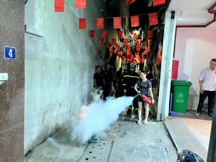 Công an phường Đống Đa tuyên truyền phòng cháy, chữa cháy và cứu nạn, cứu hộ tại khu dân cư- Ảnh 3.