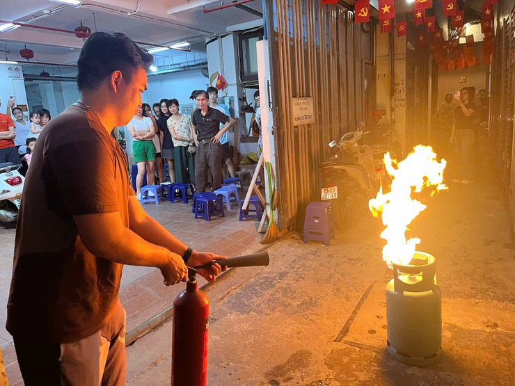 Công an phường Đống Đa tuyên truyền phòng cháy, chữa cháy và cứu nạn, cứu hộ tại khu dân cư- Ảnh 5.