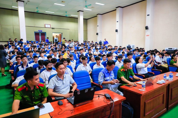 Công an phường Đống Đa tuyên truyền phòng chống tội phạm trong học đường- Ảnh 1.