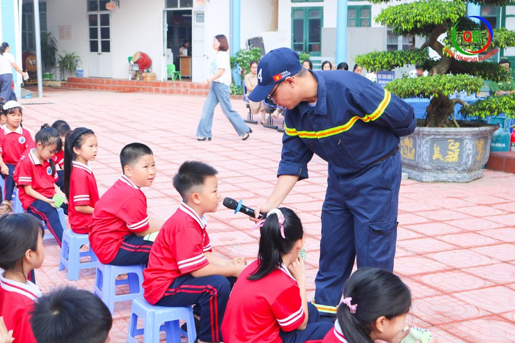 Trường Tiểu học Quốc Oai A tổ chức hoạt động trải nghiệm, tuyên truyền và thực hành kỹ năng Phòng cháy chữa cháy và Cứu nạn cứu hộ- Ảnh 6.