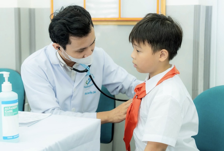 Bệnh viện Nhi Hà Nội khám sức khỏe học đường cho 2000 học sinh- Ảnh 1.