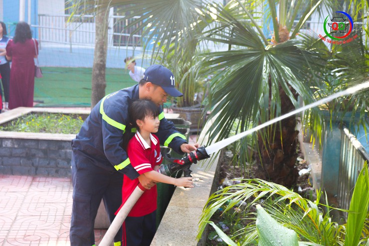 Trường Tiểu học Quốc Oai A tổ chức hoạt động trải nghiệm, tuyên truyền và thực hành kỹ năng Phòng cháy chữa cháy và Cứu nạn cứu hộ- Ảnh 7.