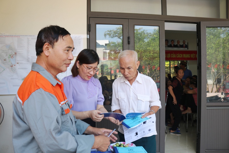 Thôn Đa Phúc tổ chức tập huấn ứng dụng trí tuệ nhân tạo AI và chuyển đổi số cho người cao tuổi- Ảnh 6.