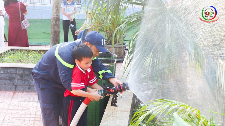 Trường Tiểu học Quốc Oai A tổ chức hoạt động trải nghiệm, tuyên truyền và thực hành kỹ năng Phòng cháy chữa cháy và Cứu nạn cứu hộ- Ảnh 8.