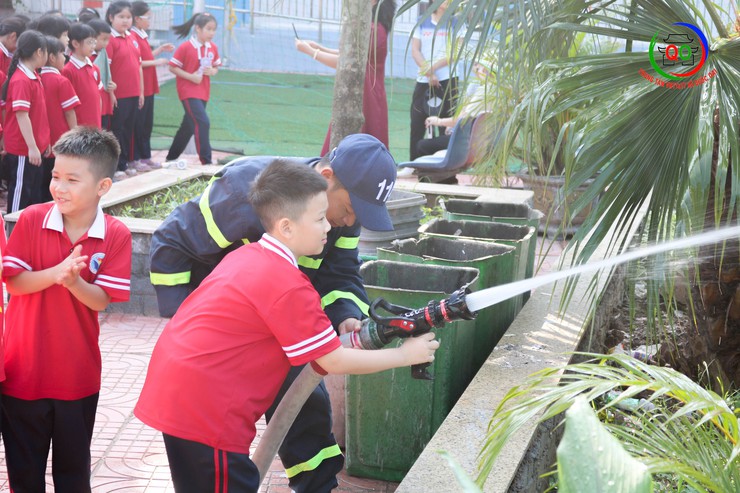 Trường Tiểu học Quốc Oai A tổ chức hoạt động trải nghiệm, tuyên truyền và thực hành kỹ năng Phòng cháy chữa cháy và Cứu nạn cứu hộ- Ảnh 9.