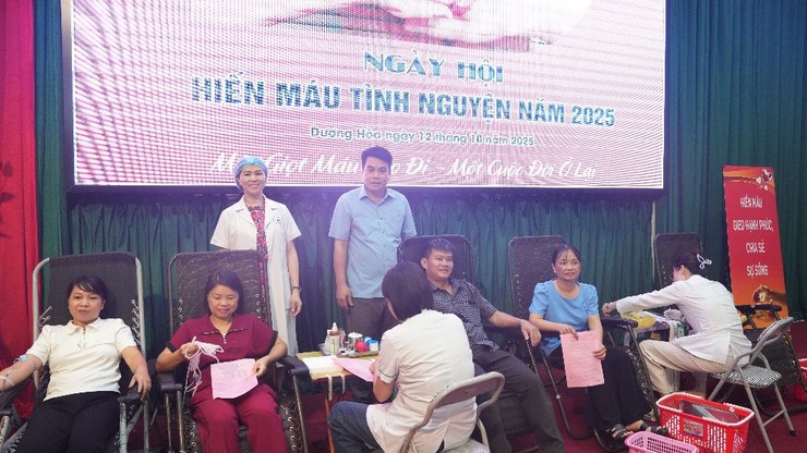 263 đơn vị máu an toàn trong Ngày hội Hiến máu tình nguyện năm 2025 tại xã Dương Hoà - Ảnh 1.