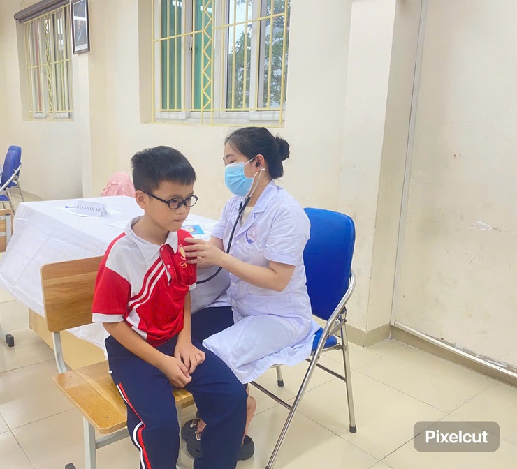 Phường Việt Hưng tổ chức khám, kiểm tra sức khỏe cho học sinh các trường trên địa bàn- Ảnh 1.