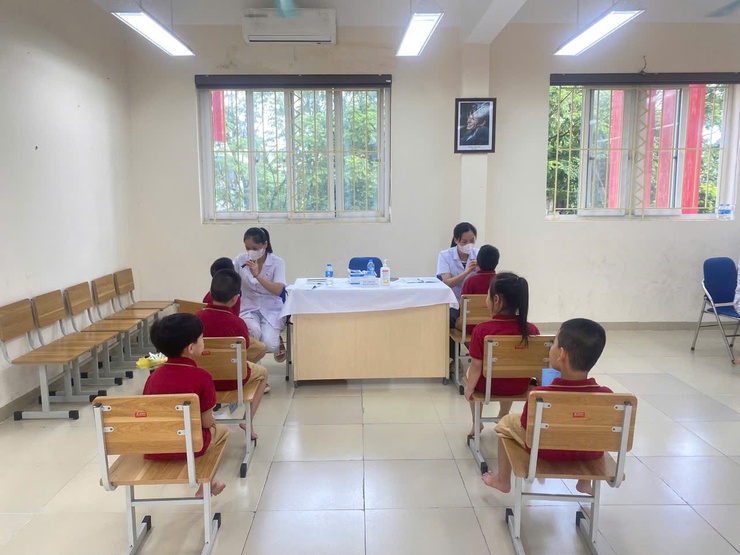 Phường Việt Hưng tổ chức khám, kiểm tra sức khỏe cho học sinh các trường trên địa bàn- Ảnh 2.