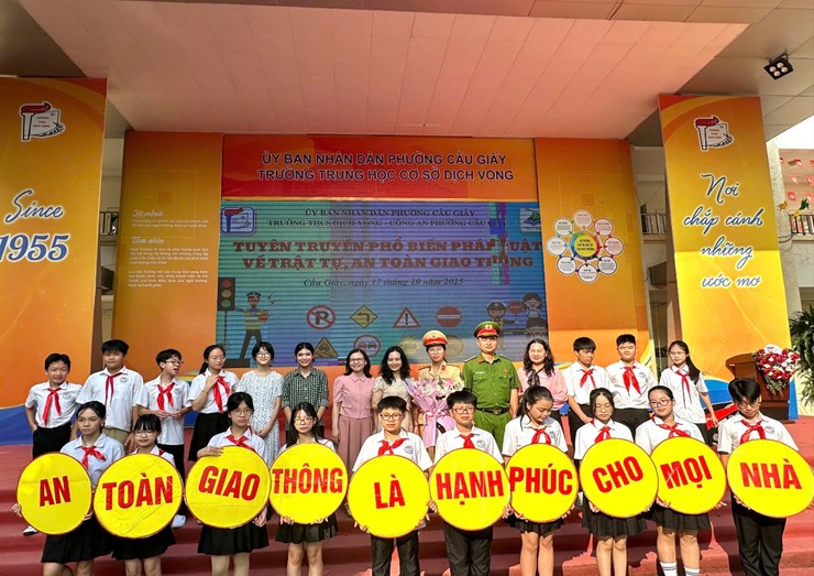 Công an phường Cầu Giấy tổ chức ngoại khóa tuyên tuyền pháp luật về trật tự an toàn giao thông cho học sinh trường THCS Dịch Vọng - Ảnh 1.
