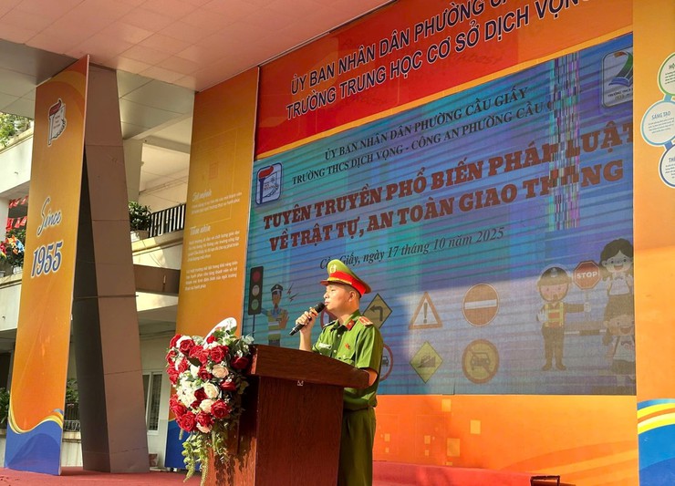 Công an phường Cầu Giấy tổ chức ngoại khóa tuyên tuyền pháp luật về trật tự an toàn giao thông cho học sinh trường THCS Dịch Vọng - Ảnh 2.