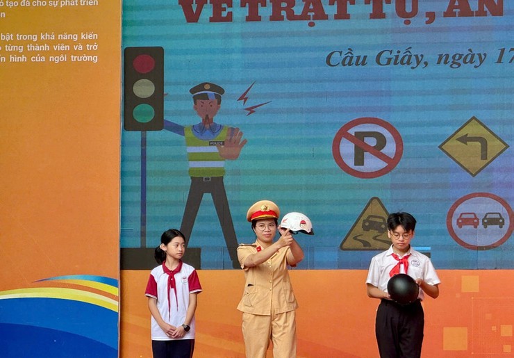 Công an phường Cầu Giấy tổ chức ngoại khóa tuyên tuyền pháp luật về trật tự an toàn giao thông cho học sinh trường THCS Dịch Vọng - Ảnh 5.