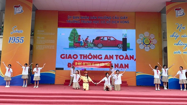 Công an phường Cầu Giấy tổ chức ngoại khóa tuyên tuyền pháp luật về trật tự an toàn giao thông cho học sinh trường THCS Dịch Vọng - Ảnh 7.