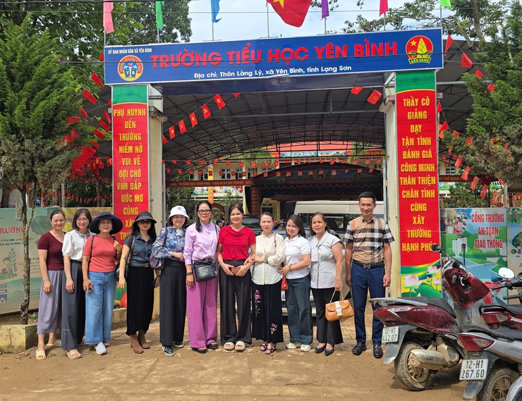 Khối giáo dục phường Đống Đa trao quà cho học sinh vùng lũ tỉnh Lạng Sơn- Ảnh 9.