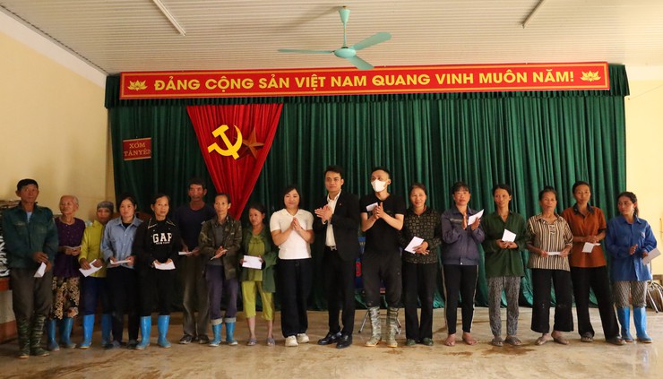 Hội Doanh nghiệp xã Suối Hai thăm và trao quà hỗ trợ cho nhân dân vùng lũ tỉnh Thái Nguyên.- Ảnh 5.