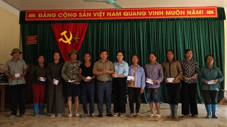Hội Doanh nghiệp xã Suối Hai thăm và trao quà hỗ trợ cho nhân dân vùng lũ tỉnh Thái Nguyên.- Ảnh 4.