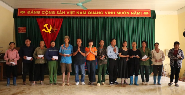 Hội Doanh nghiệp xã Suối Hai thăm và trao quà hỗ trợ cho nhân dân vùng lũ tỉnh Thái Nguyên.- Ảnh 6.