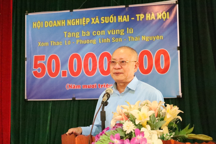 Hội Doanh nghiệp xã Suối Hai thăm và trao quà hỗ trợ cho nhân dân vùng lũ tỉnh Thái Nguyên.- Ảnh 1.
