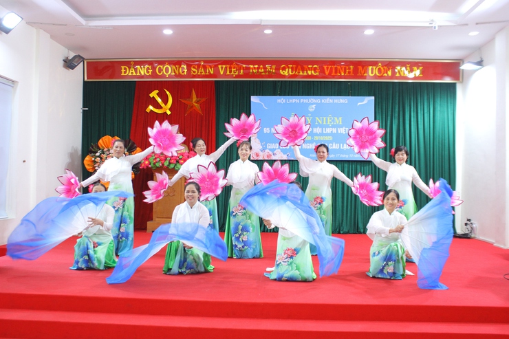 Hội Liên Hiệp Phụ nữ phường Kiến Hưng tổ chức Lễ Kỷ niệm 95 năm Ngày thành lập Hội Liên hiệp Phụ nữ Việt Nam (20/10/1930 – 20/10/2025) và  Phát động phong trào ủng hộ đồng bào các tỉnh bị thiệt hại do thiên tai.- Ảnh 6.