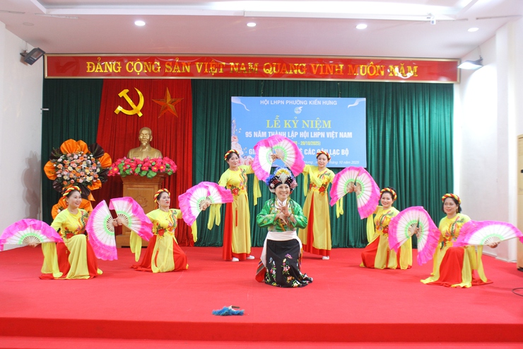 Hội Liên Hiệp Phụ nữ phường Kiến Hưng tổ chức Lễ Kỷ niệm 95 năm Ngày thành lập Hội Liên hiệp Phụ nữ Việt Nam (20/10/1930 – 20/10/2025) và  Phát động phong trào ủng hộ đồng bào các tỉnh bị thiệt hại do thiên tai.- Ảnh 7.