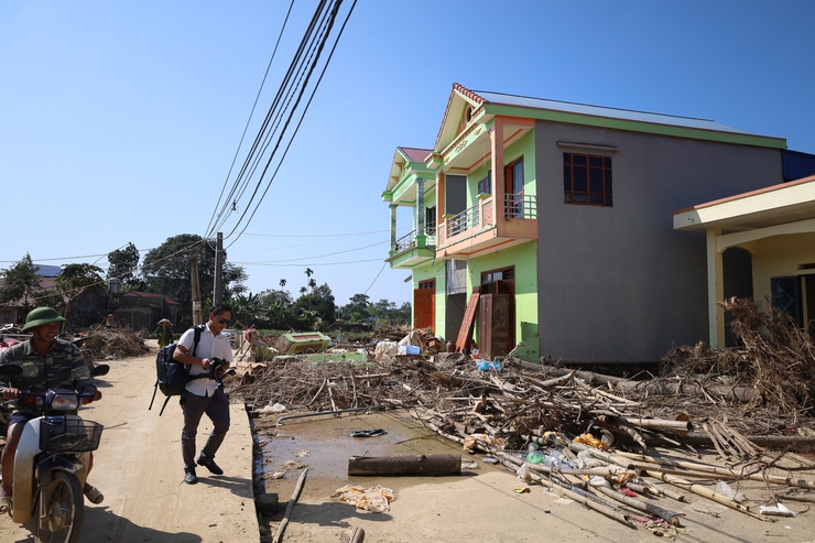 Hội Doanh nghiệp xã Suối Hai thăm và trao quà hỗ trợ cho nhân dân vùng lũ tỉnh Thái Nguyên.- Ảnh 7.