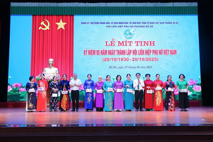 Mít tinh kỷ niệm 95 năm ngày thành lập Hội liên hiệp phụ nữ Việt Nam (20/10/1930 – 20/10/2025)- Ảnh 12.