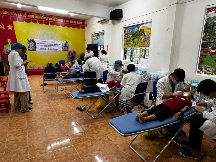 Hơn 1.000 học sinh trường Tiểu học Đồng Xuân, xã Sóc Sơn được chăm sóc sức khỏe răng miệng miễn phí- Ảnh 1.