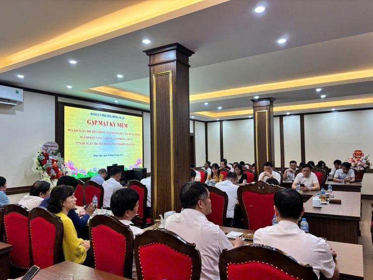 Đảng ủy phường Đông Ngạc tổ chức hội nghị gặp mặt kỷ niệm 95 năm Ngày truyền thống ngành Tổ chức xây dựng Đảng, Dân vận của Đảng, ngày truyền thống Văn phòng cấp ủy và 77 năm Ngày thành lập ngành Kiểm tra Đảng- Ảnh 1.