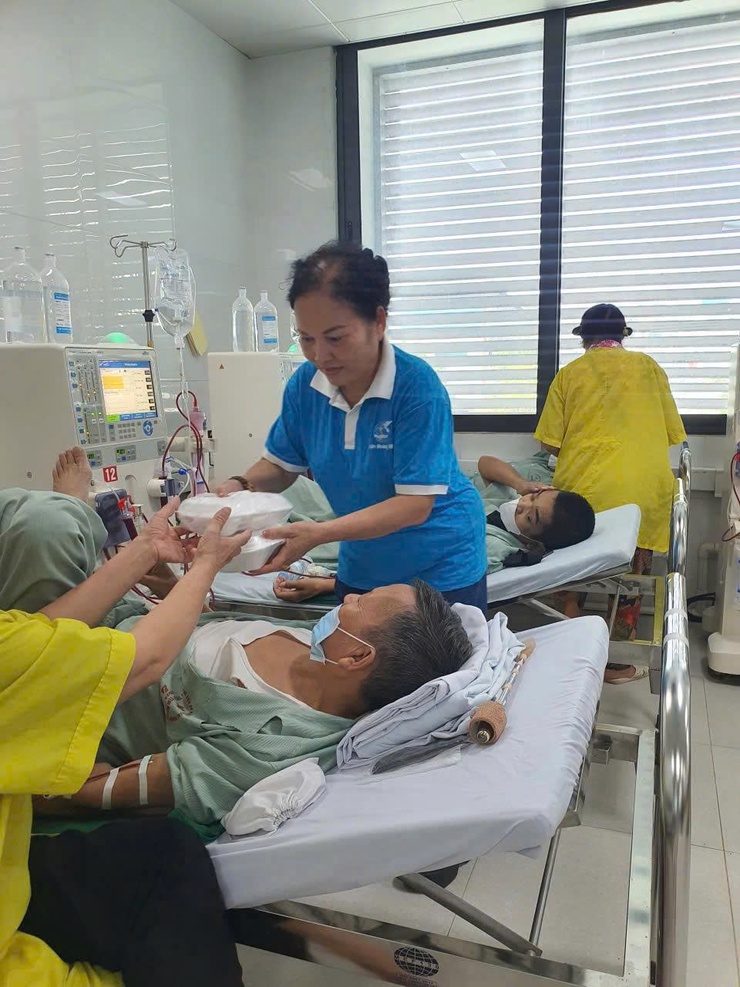 PHỤ NỮ PHƯỜNG HOÀNG MAI LAN TỎA YÊU THƯƠNG - CHUNG TAY NẤU CƠM TỪ THIỆN TẶNG BỆNH NHÂN KHÓ KHĂN- Ảnh 2.