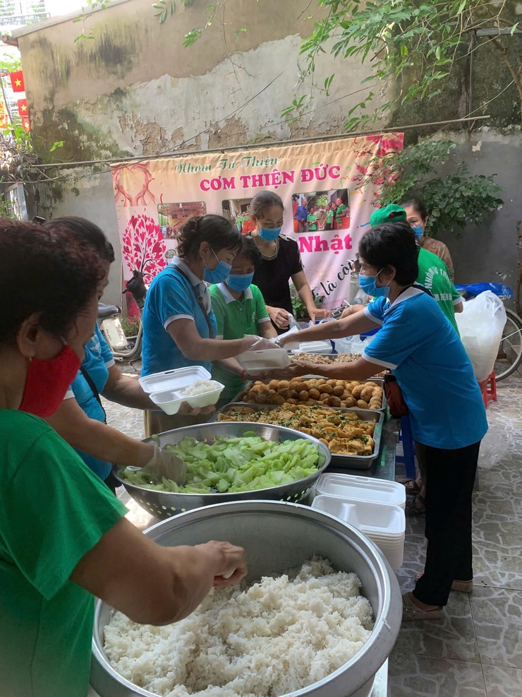PHỤ NỮ PHƯỜNG HOÀNG MAI LAN TỎA YÊU THƯƠNG - CHUNG TAY NẤU CƠM TỪ THIỆN TẶNG BỆNH NHÂN KHÓ KHĂN- Ảnh 1.