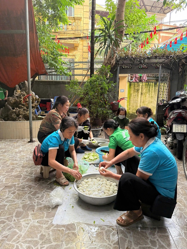 PHỤ NỮ PHƯỜNG HOÀNG MAI LAN TỎA YÊU THƯƠNG - CHUNG TAY NẤU CƠM TỪ THIỆN TẶNG BỆNH NHÂN KHÓ KHĂN- Ảnh 3.