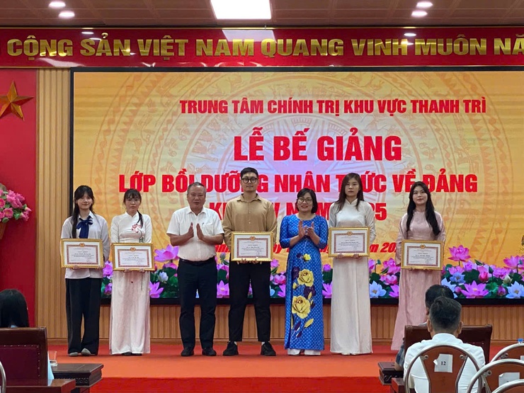 BẾ GIẢNG LỚP BỒI DƯỠNG NHẬN THỨC VỀ ĐẢNG KHÓA V NĂM 2025- Ảnh 3.