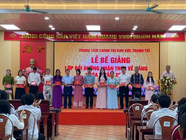 BẾ GIẢNG LỚP BỒI DƯỠNG NHẬN THỨC VỀ ĐẢNG KHÓA V NĂM 2025- Ảnh 4.