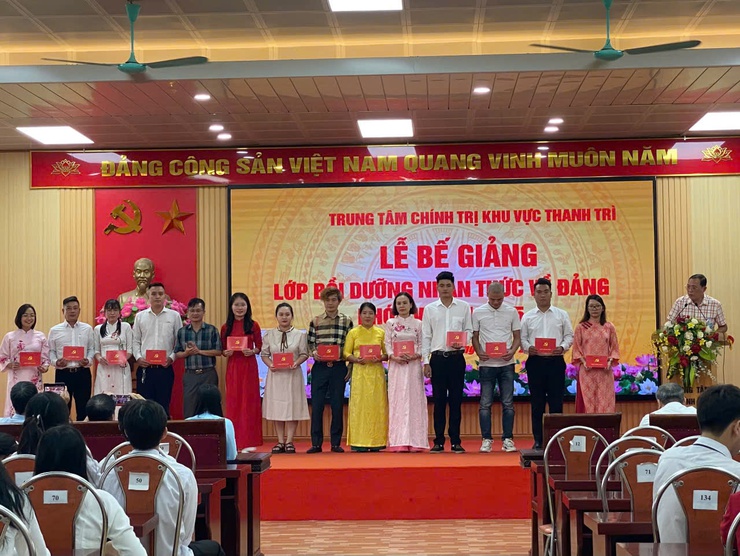 BẾ GIẢNG LỚP BỒI DƯỠNG NHẬN THỨC VỀ ĐẢNG KHÓA V NĂM 2025- Ảnh 5.