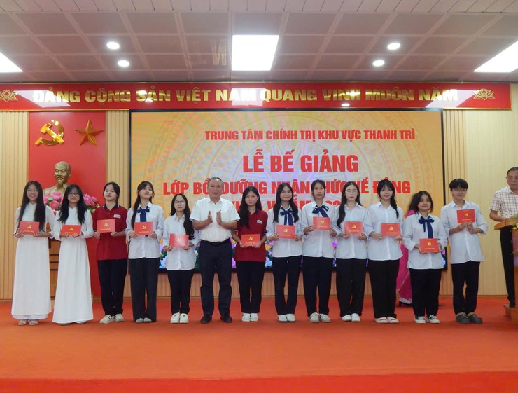 BẾ GIẢNG LỚP BỒI DƯỠNG NHẬN THỨC VỀ ĐẢNG KHÓA V NĂM 2025- Ảnh 6.