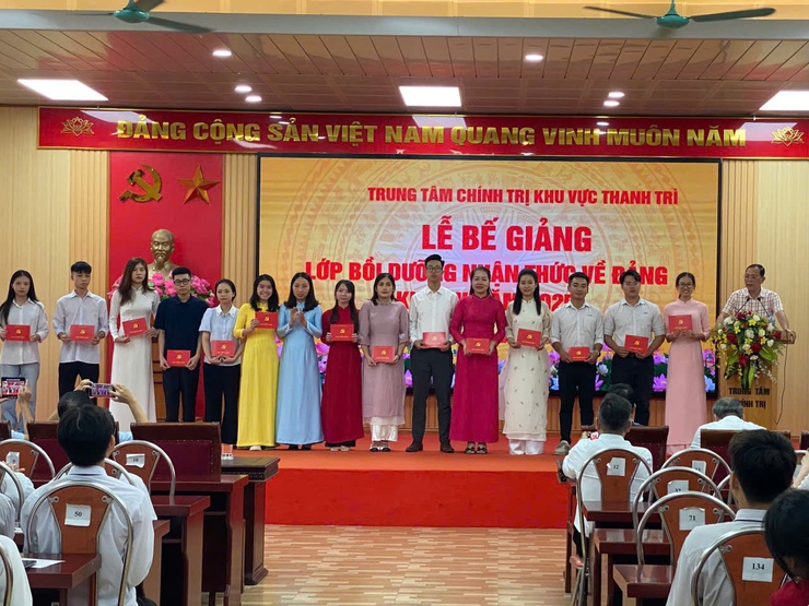 BẾ GIẢNG LỚP BỒI DƯỠNG NHẬN THỨC VỀ ĐẢNG KHÓA V NĂM 2025- Ảnh 7.