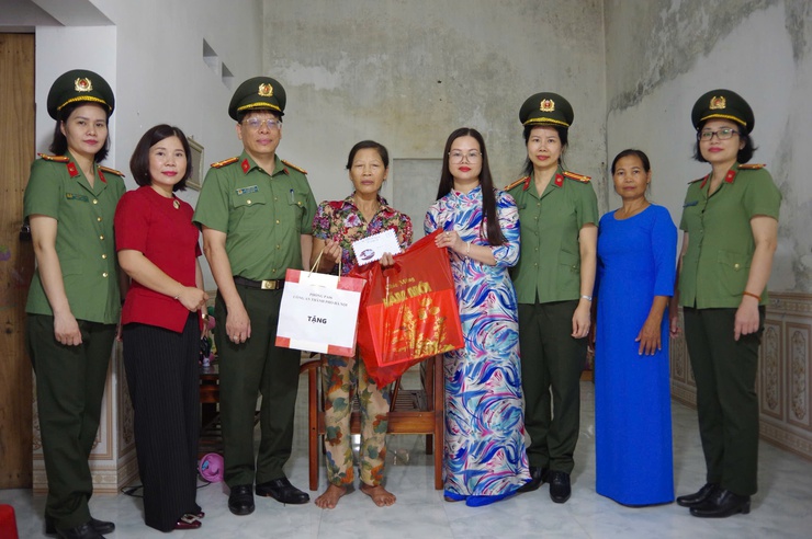 PHÒNG PA06 - CÔNG AN TP HÀ NỘI THĂM TẶNG QUÀ CHỊ EM PHỤ NỮ CÓ HOÀN CẢNH KHÓ KHĂN TẠI XÃ VÂN ĐÌNH VÀ HOÀ XÁ- Ảnh 6.