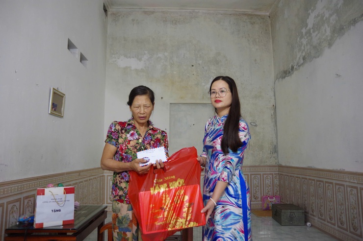 PHÒNG PA06 - CÔNG AN TP HÀ NỘI THĂM TẶNG QUÀ CHỊ EM PHỤ NỮ CÓ HOÀN CẢNH KHÓ KHĂN TẠI XÃ VÂN ĐÌNH VÀ HOÀ XÁ- Ảnh 5.