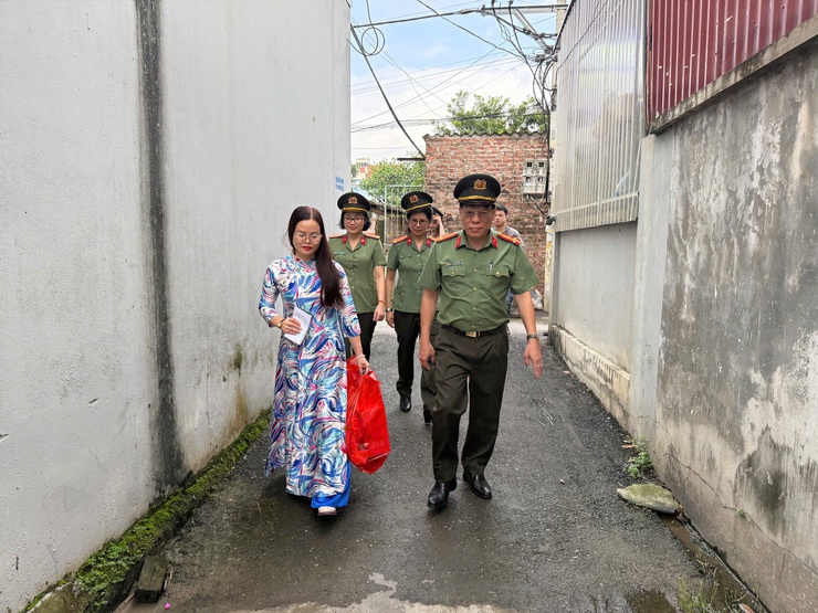 PHÒNG PA06 - CÔNG AN TP HÀ NỘI THĂM TẶNG QUÀ CHỊ EM PHỤ NỮ CÓ HOÀN CẢNH KHÓ KHĂN TẠI XÃ VÂN ĐÌNH VÀ HOÀ XÁ- Ảnh 1.
