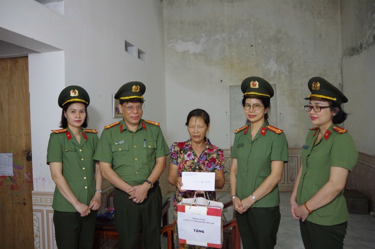 PHÒNG PA06 - CÔNG AN TP HÀ NỘI THĂM TẶNG QUÀ CHỊ EM PHỤ NỮ CÓ HOÀN CẢNH KHÓ KHĂN TẠI XÃ VÂN ĐÌNH VÀ HOÀ XÁ- Ảnh 4.